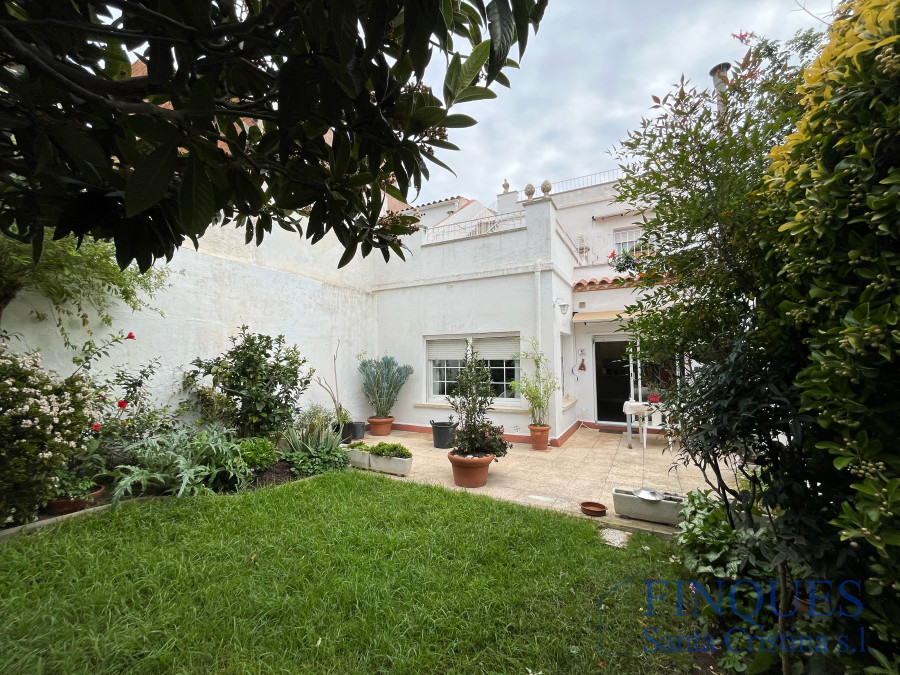 Sant Feliu de Guíxols, Casa de pueblo con jardín